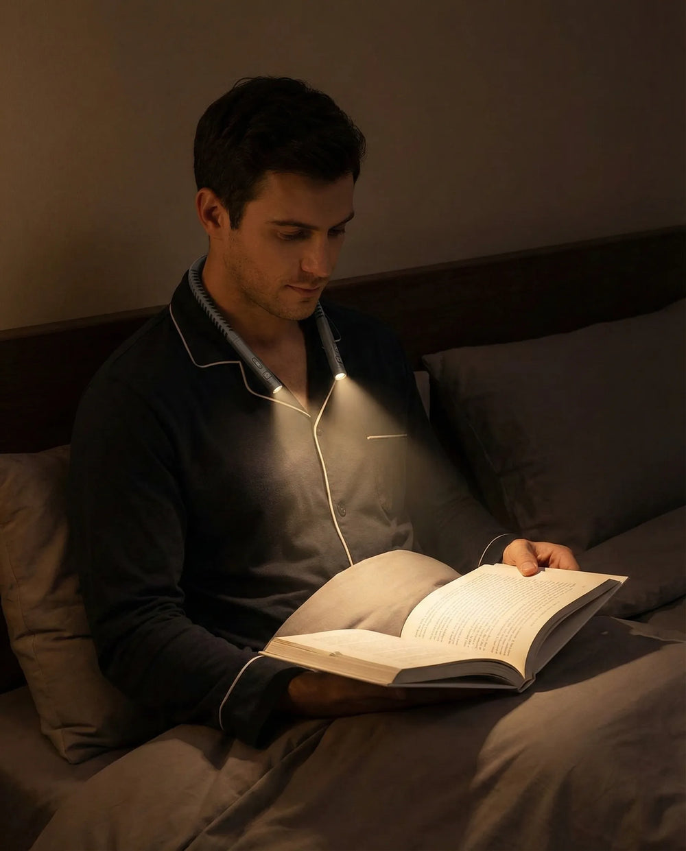 Lecture_confortable_au_lit_grace_a_une_lampe_de_lecture_a_eclairage_precis