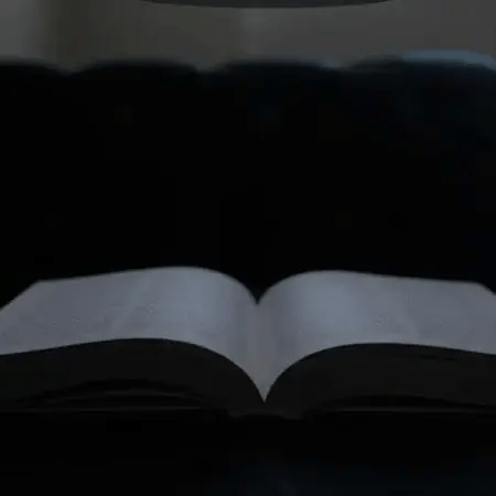 livre qui s'eclaire dans la nuit